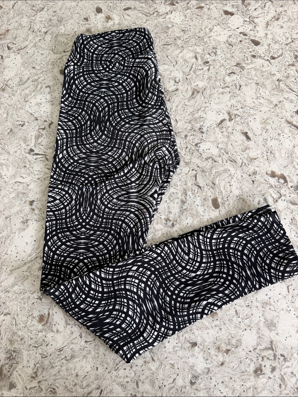Lularoe Women’s Black & White Abstract Print Leggings